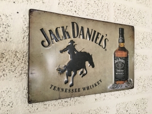 Metalen bord met geschilderde Jack Daniel's items